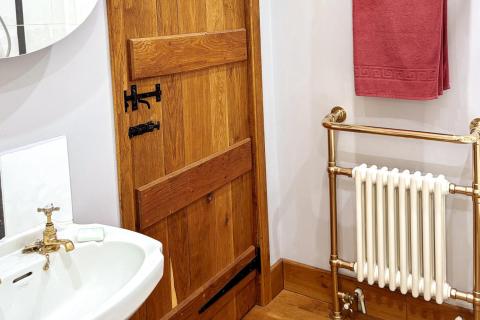 Baisin and towel storage inside guest suite